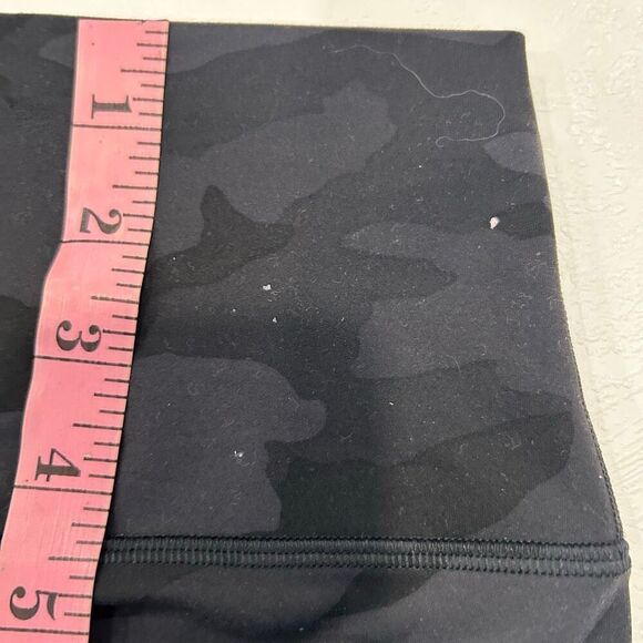 Lululemon Align 10” Biker Shorts Black Camo Size 8 (Minor Flaw) - Picture 7 of 10